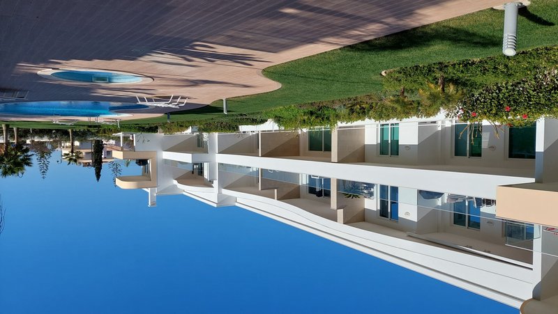 Edifício de apartamentos com jardim e piscina